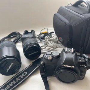 Olympus DSLR Camera, with bag, box, two lenses and all cables and charger